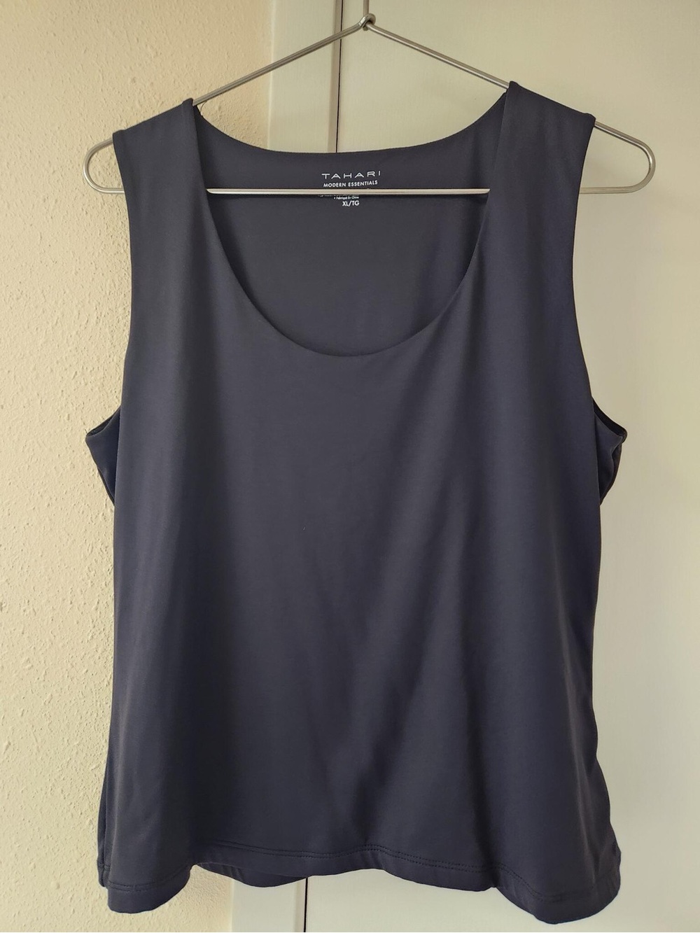 NWT TAHARI BLACK Scoop Neck Sleeveless Tank Top, Lightweight Nylon Mix